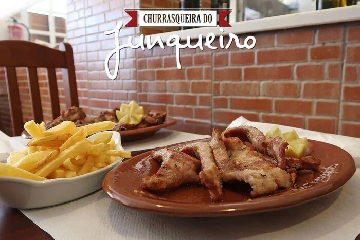 Frango no churrasco com batatas fritas