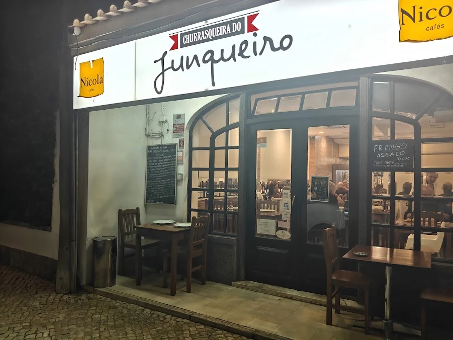 Entrada da Churrasqueira do Junqueiro na Rua de Luanda